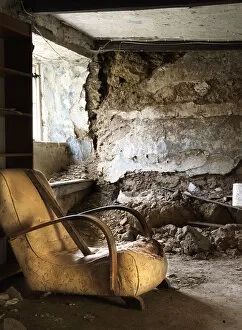 Romantic Ruins Gallery: Decaying interior DP220750