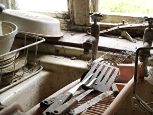 Disused kitchenwares DD220769 Disused kitchenwares DD220769
