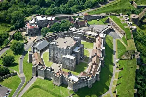 <b class=qtipBold><figcaption>Dover Castle N081228</figcaption></b><br>DOVER CASTLE, Kent. Aerial view of the inner bailey and keep showing the forebuilding.<br><em>© Historic England</em> Dover Castle N081228