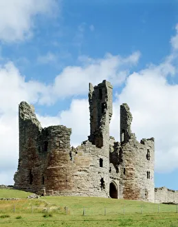 <b class=qtipBold><figcaption>Dunstanburgh Castle K910297</figcaption></b><br>DUNSTANBURGH CASTLE, Northumberland. The gatehouse from the south.<br><em>© Historic England</em> Dunstanburgh Castle K910297