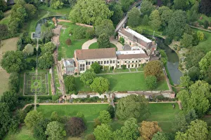 <b class=qtipBold><figcaption>Eltham Palace N060969</figcaption></b><br>ELTHAM PALACE, Greenwich, London. Aerial view of Eltham Palace in 2006 showing the medieval Great Hall and the adjoining ranges built by the Courtaulds.<br><em>© Historic England</em> Eltham Palace N060969
