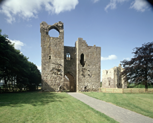 <b class=qtipBold><figcaption>Etal Castle J940325</figcaption></b><br>ETAL CASTLE, Northumberland. View of the Gatehouse and the Tower House looking West.<br><em>© Historic England</em> Etal Castle J940325