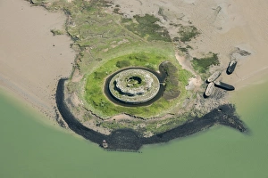<b class=qtipBold><figcaption>Fort Darnet 29652_008</figcaption></b><br>Fort Darnet, Kent. Aerial view of Fort Darnet, River Medway, Kent.<br><em>© © Historic England</em> Fort Darnet 29652_008