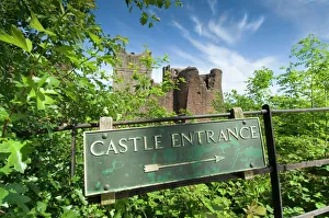 <b class=qtipBold><figcaption>Goodrich Castle N071069</figcaption></b><br>GOODRICH CASTLE, Herefordshire. View across the signage towards the castle keep.<br><em>© Historic England</em> Goodrich Castle N071069