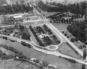 <b class=qtipBold><figcaption>Hampton Court Palace EPW001711</figcaption></b><br>HAMPTON COURT, Richmond-upon-Thames, London. Aerial view of Hampton Court Palace, the gardens and the River Thames. Photographed in 1920. Aerofilms Collection (see Links).<br><em>© Historic England</em> Hampton Court Palace EPW001711