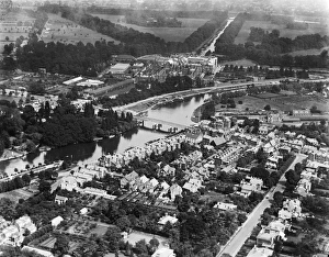 <b class=qtipBold><figcaption>Hampton Court Palace EPW001715</figcaption></b><br>HAMPTON COURT, Richmond-upon-Thames, London. Aerial view of Hampton Court Palace, the gardens and the River Thames. Photographed in 1920. Aerofilms Collection (see Links).<br><em>© Historic England</em> Hampton Court Palace EPW001715