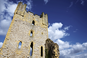 <b class=qtipBold><figcaption>Helmsley Castle N100099</figcaption></b><br>HELMSLEY CASTLE, North Yorkshire. Detailed view of the East Tower.<br><em>© Historic England</em> Helmsley Castle N100099