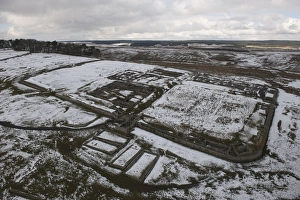 <b class=qtipBold><figcaption>Housesteads 28382_003</figcaption></b><br>Vercovicium Roman Fort, Housesteads, Northumberland. Low-level aerial view with a light covering of snow. NY7968/244.<br><em>© Historic England</em> Housesteads 28382_003