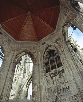 <b class=qtipBold><figcaption>Howden Minster K940508</figcaption></b><br>HOWDEN MINSTER, Humberside, East Riding of Yorkshire. Interior of the octagonal chapter house.<br><em>© John Critchley</em> Howden Minster K940508