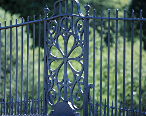<b class=qtipBold><figcaption>Iron Bridge K040524</figcaption></b><br>IRON BRIDGE, Shropshire. Detail of the railings on the parapet of the bridge.<br><em>© Historic England</em> Iron Bridge K040524