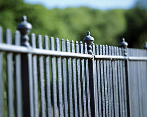 <b class=qtipBold><figcaption>Iron Bridge K040525</figcaption></b><br>IRON BRIDGE, Shropshire. Detail of the railings on the parapet of the bridge.<br><em>© Historic England</em> Iron Bridge K040525