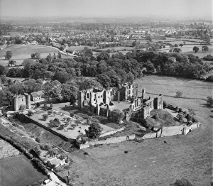 <b class=qtipBold><figcaption>Kenilworth Castle EAR010875</figcaption></b><br>Kenilworth Castle, Warwickshire. Now in the care of English Heritage. Aerial view by Aeropictorial. Aerofilms Collection. May 1949.<br><em>© Historic England</em> Kenilworth Castle EAR010875