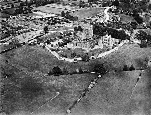 <b class=qtipBold><figcaption>Kenilworth Castle EPW001183</figcaption></b><br>KENILWORTH CASTLE, Warwickshire. Aerial view of the castle. Photographed in 1920. This image is taken from a copy negative. Aerofilms Collection (see Links).<br><em>© Historic England</em> Kenilworth Castle EPW001183