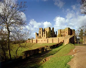 <b class=qtipBold><figcaption>Kenilworth Castle J850011</figcaption></b><br>KENILWORTH CASTLE, Warwickshire. General view.<br><em>© Historic England</em> Kenilworth Castle J850011