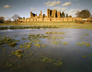 <b class=qtipBold><figcaption>Kenilworth Castle J850019</figcaption></b><br>KENILWORTH CASTLE, Warwickshire. View across the mere.<br><em>© Historic England</em> Kenilworth Castle J850019