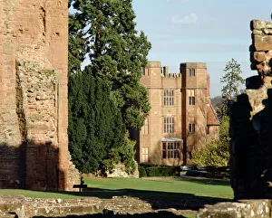<b class=qtipBold><figcaption>Kenilworth Castle K060003</figcaption></b><br>KENILWORTH CASTLE, Warwickshire. View looking towards Leicester's Gatehouse with the South East corner of the Keep to the left.<br><em>© Historic England</em> Kenilworth Castle K060003