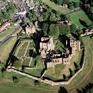 <b class=qtipBold><figcaption>Kenilworth Castle N070113</figcaption></b><br>KENILWORTH CASTLE, Warwickshire. 2003 aerial view.<br><em>© Historic England</em> Kenilworth Castle N070113