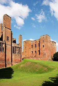 <b class=qtipBold><figcaption>Kenilworth Castle N090427</figcaption></b><br>KENILWORTH CASTLE, Warwickshire. View of Leicester's building and the Keep.<br><em>© Historic England</em> Kenilworth Castle N090427