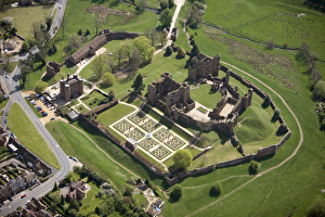 <b class=qtipBold><figcaption>Kenilworth Castle N090606</figcaption></b><br>KENILWORTH CASTLE, Warwickshire. Aerial view from the north west of the castle and Elizabethan Garden.<br><em>© Historic England</em> Kenilworth Castle N090606