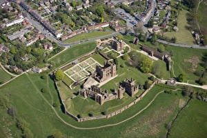 <b class=qtipBold><figcaption>Kenilworth Castle N090607</figcaption></b><br>KENILWORTH CASTLE, Warwickshire. Aerial view from the south west of the castle and Elizabethan Garden.<br><em>© Historic England</em> Kenilworth Castle N090607
