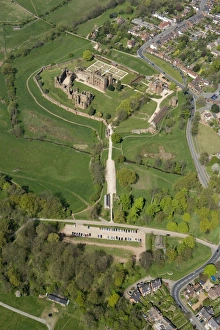 <b class=qtipBold><figcaption>Kenilworth Castle N090608</figcaption></b><br>KENILWORTH CASTLE, Warwickshire. Distant aerial view from the south east showing car park and tiltyard.<br><em>© Historic England</em> Kenilworth Castle N090608