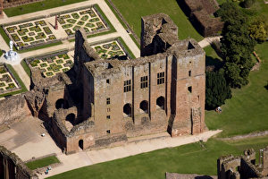 <b class=qtipBold><figcaption>Kenilworth Castle N090609</figcaption></b><br>KENILWORTH CASTLE, Warwickshire. Aerial view of the keep from the south.<br><em>© Historic England</em> Kenilworth Castle N090609