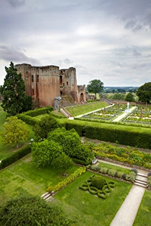 <b class=qtipBold><figcaption>Kenilworth Castle N100352</figcaption></b><br>KENILWORTH CASTLE, Warwickshire. View of knot garden and Elizabethan garden from upper floor of Leicester's Gatehouse.<br><em>© Historic England</em> Kenilworth Castle N100352