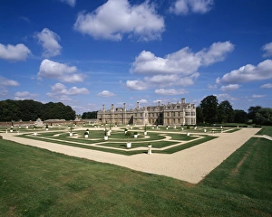 <b class=qtipBold><figcaption>Kirby Hall K070019</figcaption></b><br>KIRBY HALL, near Corby, Northamptonshire. Exterior view of the house and parterre garden from the South West. One of England's greatest Elizabethan and 17th century houses.<br><em>© Historic England</em> Kirby Hall K070019