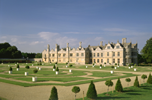 <b class=qtipBold><figcaption>Kirby Hall K980933</figcaption></b><br>KIRBY HALL, Northamptonshire. West Front and Parterre.<br><em>© Historic England</em> Kirby Hall K980933