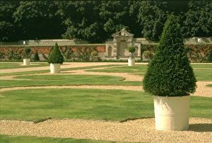 <b class=qtipBold><figcaption>Kirby Hall K980940</figcaption></b><br>KIRBY HALL, Northamptonshire. The Parterre.<br><em>© Historic England</em> Kirby Hall K980940