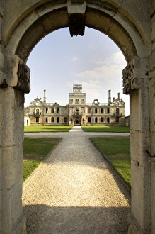 <b class=qtipBold><figcaption>Kirby Hall N071459</figcaption></b><br>KIRBY HALL, Northamptonshire. View from north gate of the forecourt to north elevation.<br><em>© Historic England</em> Kirby Hall N071459
