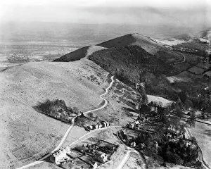 <b class=qtipBold><figcaption>Malvern Hills EPW005389</figcaption></b><br>MALVERN HILLS, Herefordshire and Worcestershire. Aerial view looking south at Upper Colwall. Jubillee Drive winds through a plantation along the western side of the ridge. Photographed in 1921. Aerofilms Collection (see Links).<br><em>© Historic England</em> Malvern Hills EPW005389