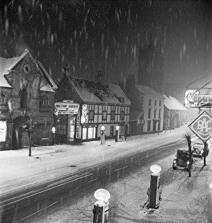 <b class=qtipBold><figcaption>Melton Mowbray AA080820</figcaption></b><br>MELTON MOWBRAY, Leicestershire. Snowy winter's night. Photographed by John Gay.<br><em>© Historic England</em> Melton Mowbray AA080820