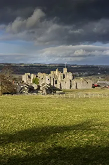 Yorkshire Castles Gallery: Middleham Castle DP168756