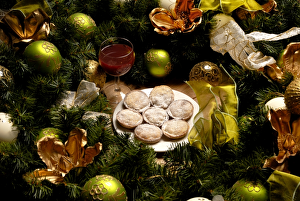 <b class=qtipBold><figcaption>Mince pies N071947</figcaption></b><br>Mince pies, wine and christmas decorations.<br><em>© Historic England</em> Mince pies N071947