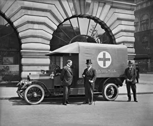 Bedford Lemere Collection (1860s-1944) Collection: Motor ambulance BL23011