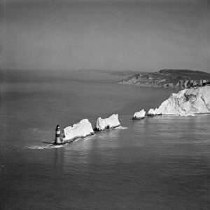 <b class=qtipBold><figcaption>Needles Lighthouse EAW022202</figcaption></b><br>The Needles, Isle of Wight, from the south. Photographed by Aerofilms Ltd in April 1949.<br><em>© Historic England Archive</em> Needles Lighthouse EAW022202