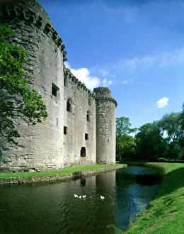 <b class=qtipBold><figcaption>Nunney Castle J020096</figcaption></b><br>NUNNEY CASTLE, Somerset. View of 14th century, French style castle and moat.<br><em>© Historic England</em> Nunney Castle J020096