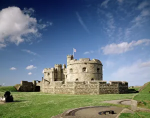 <b class=qtipBold><figcaption>Pendennis Castle J880288</figcaption></b><br>PENDENNIS CASTLE, Falmouth, Cornwall. View of the Keep from the south.<br><em>© Historic England</em> Pendennis Castle J880288