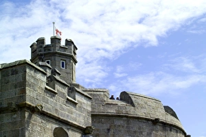 <b class=qtipBold><figcaption>Pendennis Castle N060662</figcaption></b><br>PENDENNIS CASTLE, Falmouth, Cornwall. The battlements.<br><em>© Historic England</em> Pendennis Castle N060662