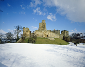 <b class=qtipBold><figcaption>Prudhoe Castle J860019</figcaption></b><br>PRUDHOE CASTLE, Northumberland. General exterior view. Snow scene.<br><em>© Historic England</em> Prudhoe Castle J860019
