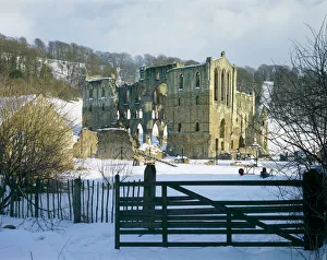 <b class=qtipBold><figcaption>Rievaulx Abbey J860015</figcaption></b><br>RIEVAULX ABBEY, North Yorkshire. Snow scene.<br><em>© Historic England</em> Rievaulx Abbey J860015