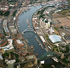 <b class=qtipBold><figcaption>River Tyne 20387_15</figcaption></b><br>NEWCASTLE UPON TYNE / GATESHEAD, Tyne & Wear. Aerial view. Tall Ships' Race, 27th July 2005.<br><em>© Historic England</em> River Tyne 20387_15
