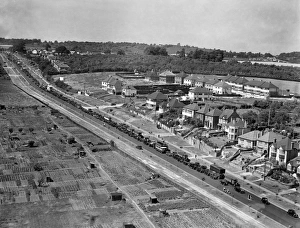 <b class=qtipBold><figcaption>Rochester, Kent EPR004506</figcaption></b><br>A traffic jam on the outskirts of Rochester, Kent. Aerial view by Aeropictorial. Aerofilms Collection. July 1938.<br><em>© Historic England</em> Rochester, Kent EPR004506