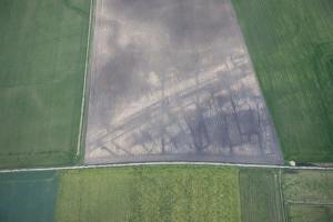 <b class=qtipBold><figcaption>Roman settlement 27422_018</figcaption></b><br>March, Cambridgeshire. Soilmarks showing part of a Roman settlement comprising rectangular buildings and enclosures lining a road in a recently cultivated field.<br><em>© Historic England Archive</em> Roman settlement 27422_018