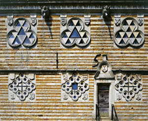 <b class=qtipBold><figcaption>Rushton Triangular Lodge K010707</figcaption></b><br>RUSHTON TRIANGULAR LODGE, Northamptonshire. View of the entrance and ground and first floor windows on the South East front.<br><em>© Historic England</em> Rushton Triangular Lodge K010707