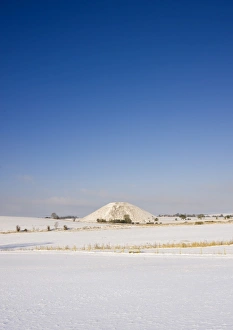 <b class=qtipBold><figcaption>Silbury Hill N100569</figcaption></b><br>SILBURY HILL, Wiltshire. General view of the monument under snow. Part of the Avebury World Heritage Site.<br><em>© Historic England</em> Silbury Hill N100569