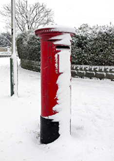 <b class=qtipBold><figcaption>Snow post DP087393</figcaption></b><br>Snow scene, Northern Road, Swindon. Pillar box and lamp-post encrusted with snow.<br><em>© Historic England Archive</em> Snow post DP087393