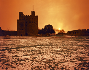 <b class=qtipBold><figcaption>Snow at Rochester Castle J850035</figcaption></b><br>Rochester Castle, Kent. General view with snow at sunrise.<br><em>© Historic England</em> Snow at Rochester Castle J850035