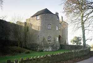 <b class=qtipBold><figcaption>St Briavel's Castle K920278</figcaption></b><br>ST BRIAVEL'S CASTLE, Gloucestershire. General exterior view of the twin towered gatehouse built by Edward I in 1292.<br><em>© Historic England</em> St Briavel's Castle K920278